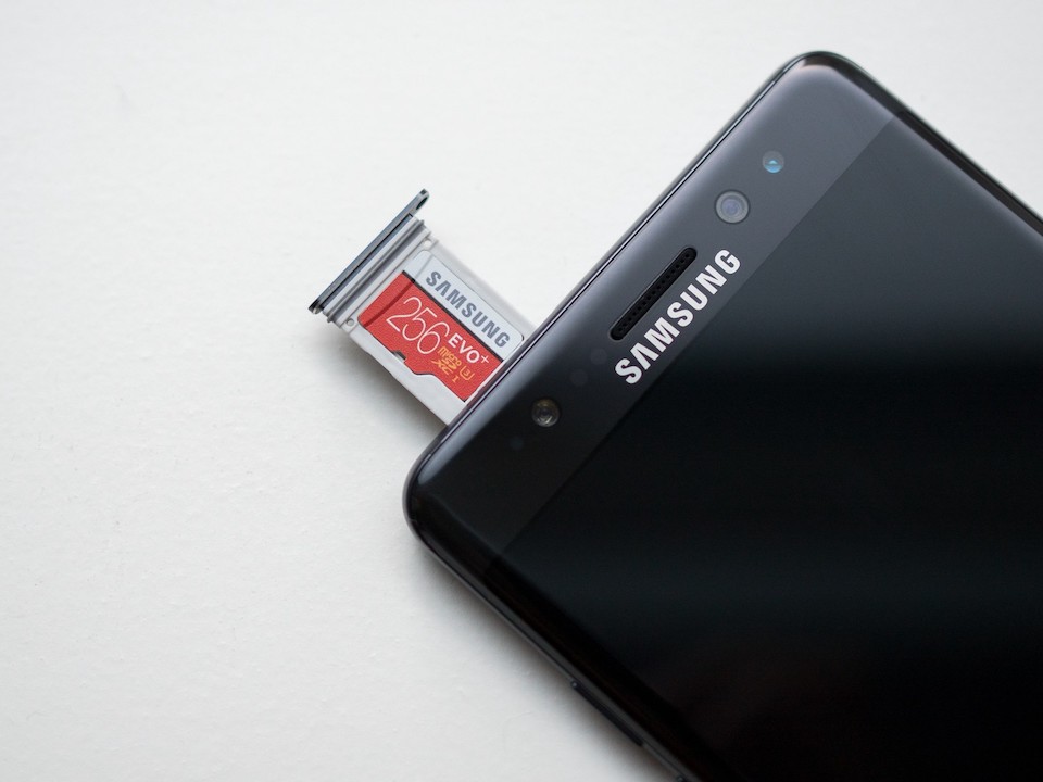 Một chiếc thẻ nhớ microSD tốc độ cao sẽ giúp tăng hiệu suất đọc/ghi của Galaxy Note 9.
