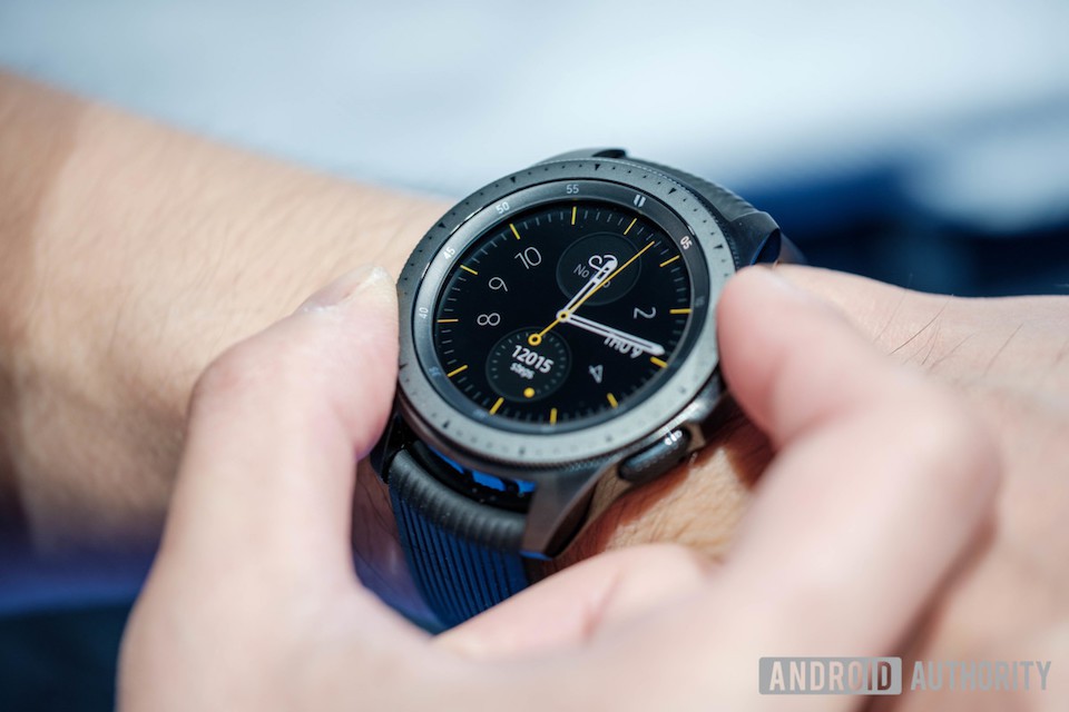 Đồng hồ thông minh Galaxy Watch sử dụng tấm nền AMOLED độ phân giải cao.