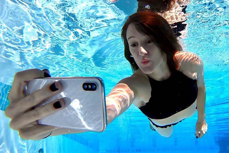 iPhone X có thể sống sót tốt dưới nước biển trong 8 giờ