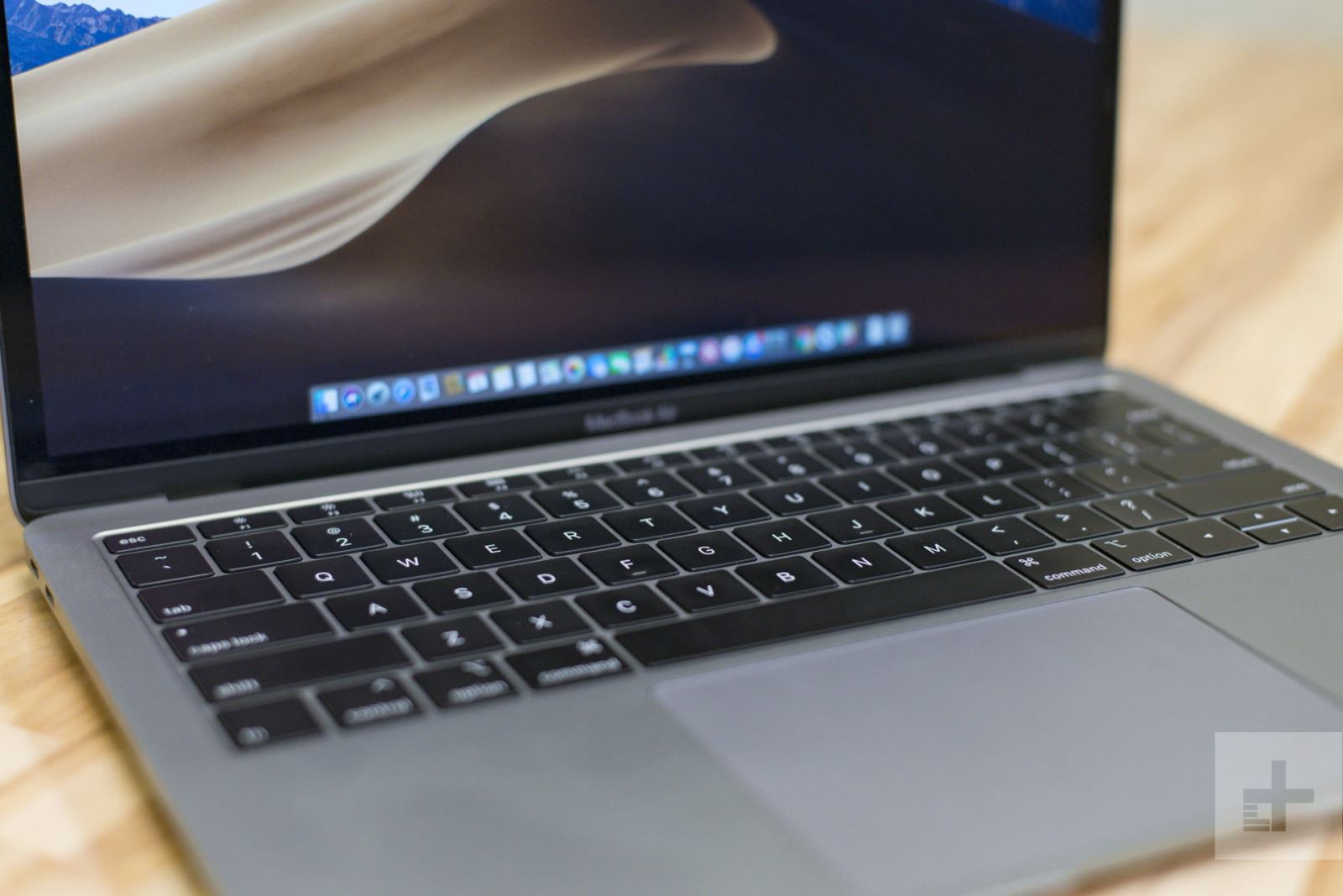 MacBook Air 2018 hay Surface Laptop 2: Chọn ultrabook nào? (ảnh 9)
