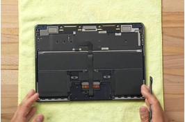 Nhiều chi tiết thú vị được khám phá trong video “mổ bụng” MacBook Air M2