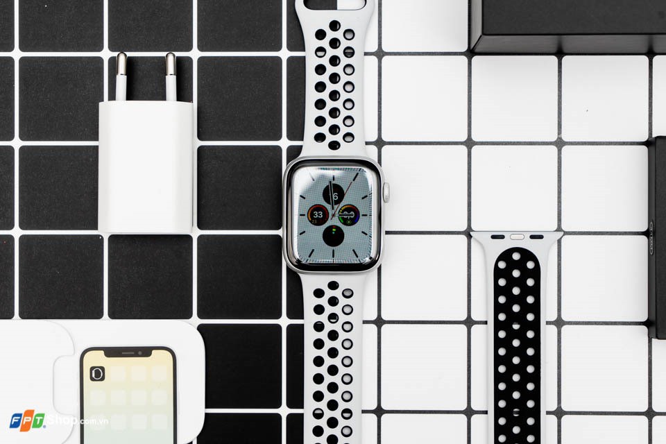 Apple Watch Nike Series 5 GPS Cellular 40mm viền nhôm dây cao su